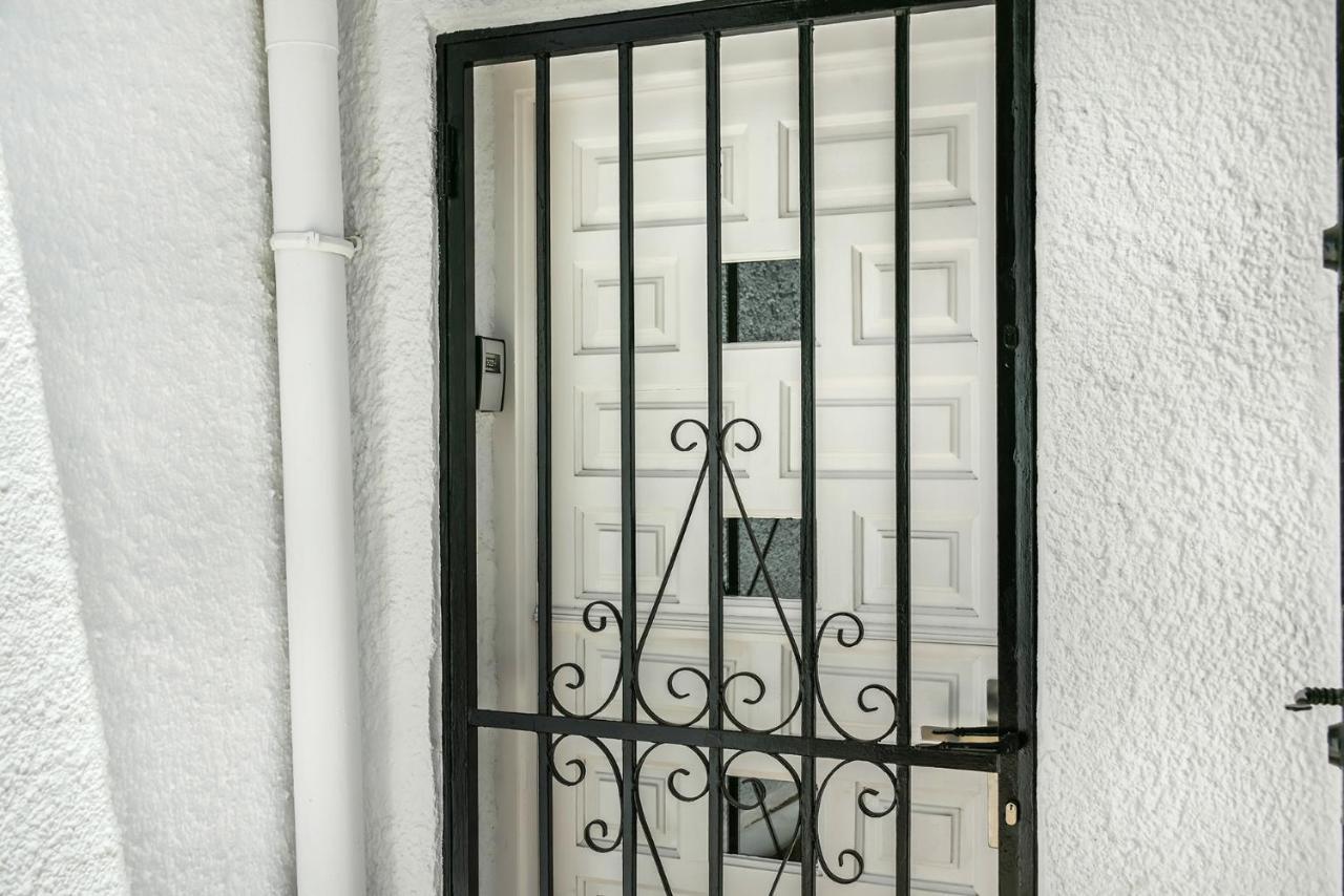 Modern Stylish Bungalow In モライラ エクステリア 写真